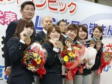 カーリング女子が地元凱旋 北海道・女満別空港で市民ら歓迎