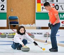 藤沢、山口ペア連勝発進 カーリング日本混合Ｄ