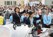 高木姉妹、地元でパレード 北海道幕別、金メダル祝い