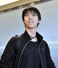 羽生結弦、復帰戦へ帰国 右足首は「大丈夫」