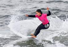 サーフィン女子、都筑が優勝 １８歳、五輪会場の千葉・一宮で