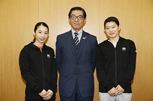 2019JOCシンボルアスリート　髙橋礼華選手、松友美佐紀選手にウェアを贈呈