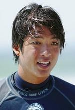 サーフィン、五十嵐が日本人初Ｖ 最高峰のＣＴ、２１歳