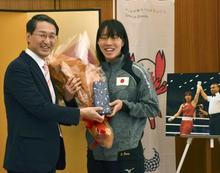 ボクシング入江聖奈「金目指す」 女子初の五輪、地元鳥取県を表敬