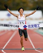 鈴木が日本新、初の４分台で優勝 びわ湖毎日マラソン