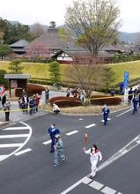 聖火リレーが栃木でスタート 最古の学校、ＳＬや舟も