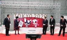 東京五輪のマスコット像お披露目 開会前１００日、開催へ機運醸成