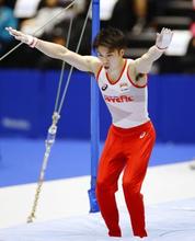 内村航平が鉄棒で予選トップ 五輪争いで米倉英信をリード