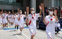 五輪聖火、東京都庁にゴール 全国巡り１２１日間、１万人つなぐ