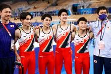 日本、男子団体総合で「銀」 体操・２６日