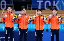 日本、体操男子団体「銀」 初代表４人、２連覇ならず