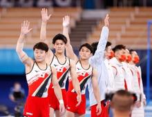 日本、体操男子団体「銀」 初代表４人、２連覇ならず