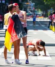 男子リレー、日本はバトンミス 陸上・６日