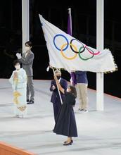 五輪旗、パリ市長へ 小池都知事から引き継ぎ