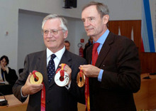 トリノオリンピック冬季大会のメダルを公開