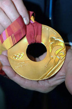 トリノオリンピック冬季大会のメダルを公開