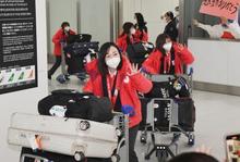 北京五輪日本選手団が帰国 史上最多１８個のメダル獲得