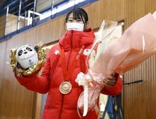 村瀬心椛「大舞台で銅うれしい」 スノボ、高校でメダル獲得報告