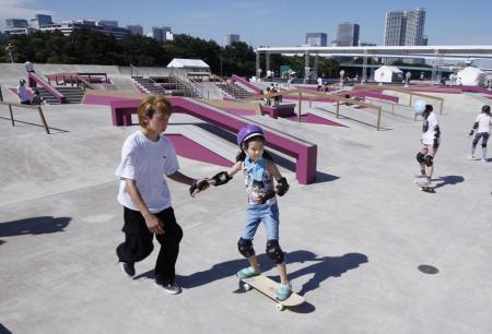 スケボー五輪会場で体験会 １周年、トップ選手実演も