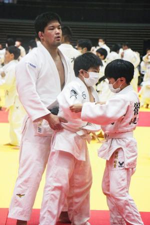 柔道大野「笑顔、エネルギーに」 野村氏のイベントで小中生と交流