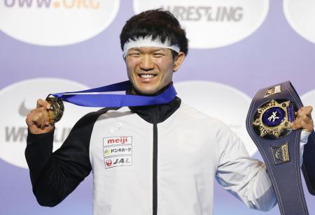 男子フリーの成国が優勝 世界レスリング