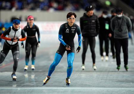 ３６歳小平、引退レースで優勝 スケート平昌五輪金メダル