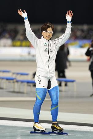 ３６歳小平、引退レースで優勝 スケート平昌五輪金メダル