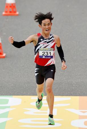 西山が２時間６分４５秒で６位 大阪、初マラソンの日本最高記録