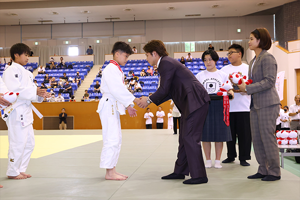 阿部一二三選手・詩選手が子供たちと柔道で交流「ABE CUP 2023 -JUDO School＆Friendly Match-」を開催