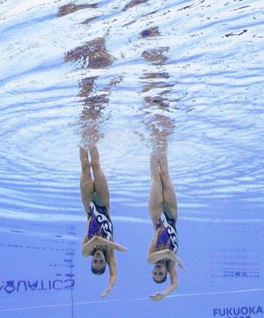 ＡＳデュエットで２２年ぶりＶ 世界水泳、安永・比嘉ペア