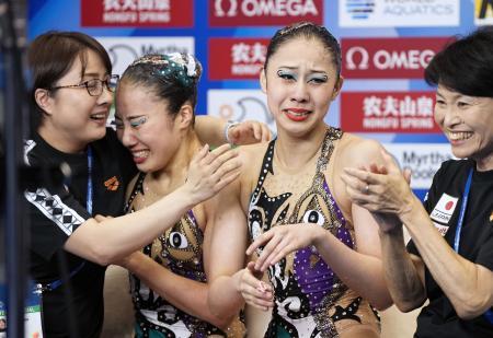 ＡＳデュエットで２２年ぶりＶ 世界水泳、安永・比嘉ペア