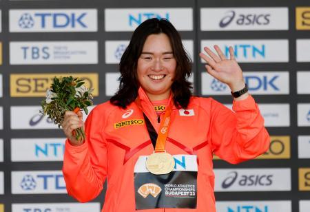 やり投げ北口「涙がこみ上げた」 初優勝でメダルセレモニー