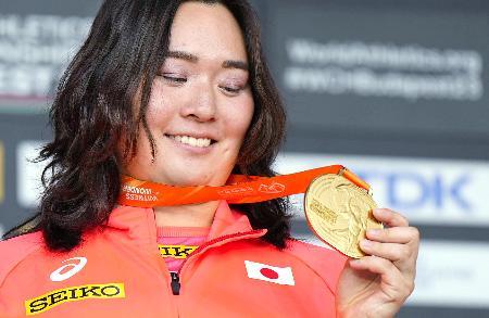 やり投げ北口「涙がこみ上げた」 初優勝でメダルセレモニー