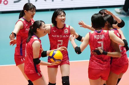 バレー日本、初戦でペルーに快勝 女子パリ五輪予選