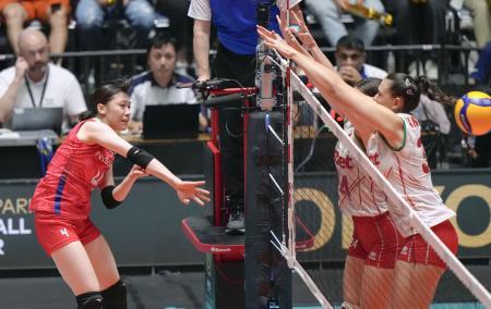 バレー日本女子４連勝で首位守る パリ五輪予選、ブルガリアに圧勝