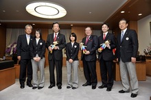冬季ユースオリンピック日本代表選手団が文科相を表敬訪問