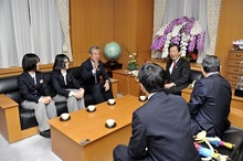 冬季ユースオリンピック日本代表選手団が文科相を表敬訪問