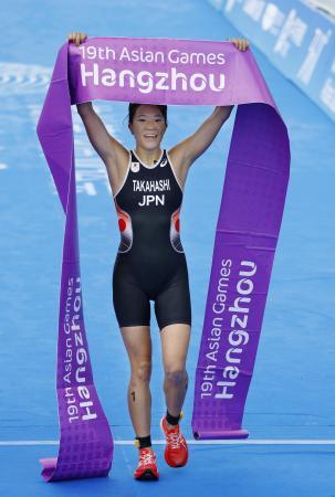 トライアスロン、高橋侑子２連覇 陸上４００ｍで佐藤拳「銀」