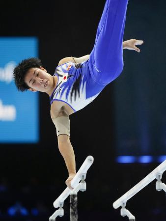 鉄棒で橋本初Ｖ、３冠達成 世界体操、種目別決勝