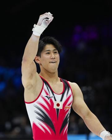 鉄棒で橋本初Ｖ、３冠達成 世界体操、種目別決勝
