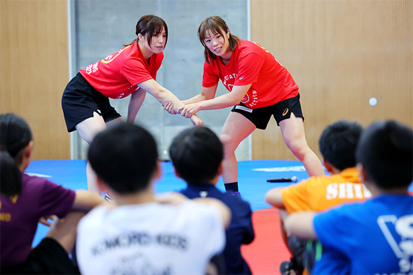 金城梨紗子選手・川井友香子選手が子供たちとレスリングで交流「RISAKO & YUKAKO WRESTLING CAMP」を開催