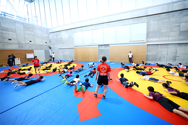 金城梨紗子選手・川井友香子選手が子供たちとレスリングで交流「RISAKO & YUKAKO WRESTLING CAMP」を開催