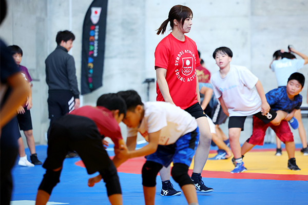 金城梨紗子選手・川井友香子選手が子供たちとレスリングで交流「RISAKO & YUKAKO WRESTLING CAMP」を開催