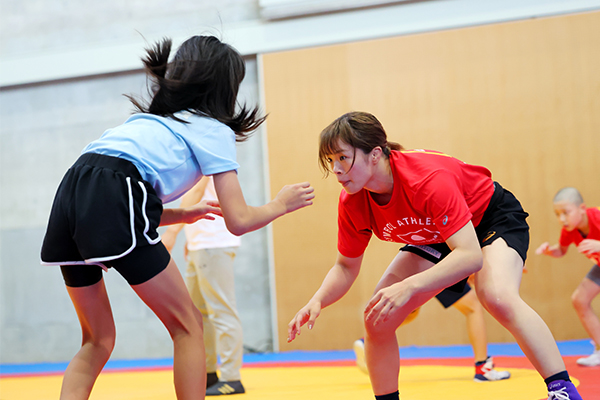 金城梨紗子選手・川井友香子選手が子供たちとレスリングで交流「RISAKO & YUKAKO WRESTLING CAMP」を開催