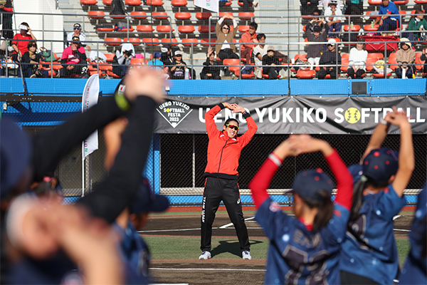 上野由岐子選手が子供たちとソフトボールで交流「UENO YUKIKO 上野由岐子選手が子供たちとソフトボールで交流「UENO YUKIKO