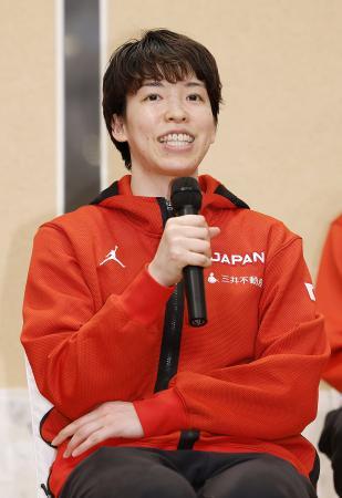 パリ五輪決定のバスケ女子帰国 林「一つになって戦えた」