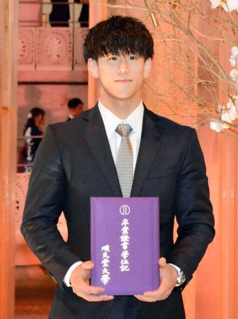 橋本大輝「成長できた４年間」 体操男子、順大卒業式