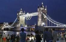 英タワーブリッジ、カラフルに　ロンドン五輪まで１カ月