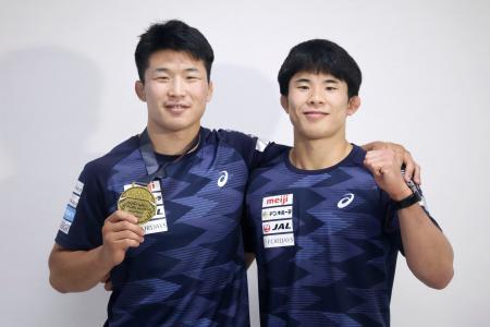 ハンガリーから帰国した日下尚（左）と曽我部京太郎＝２１日、成田空港（共同）