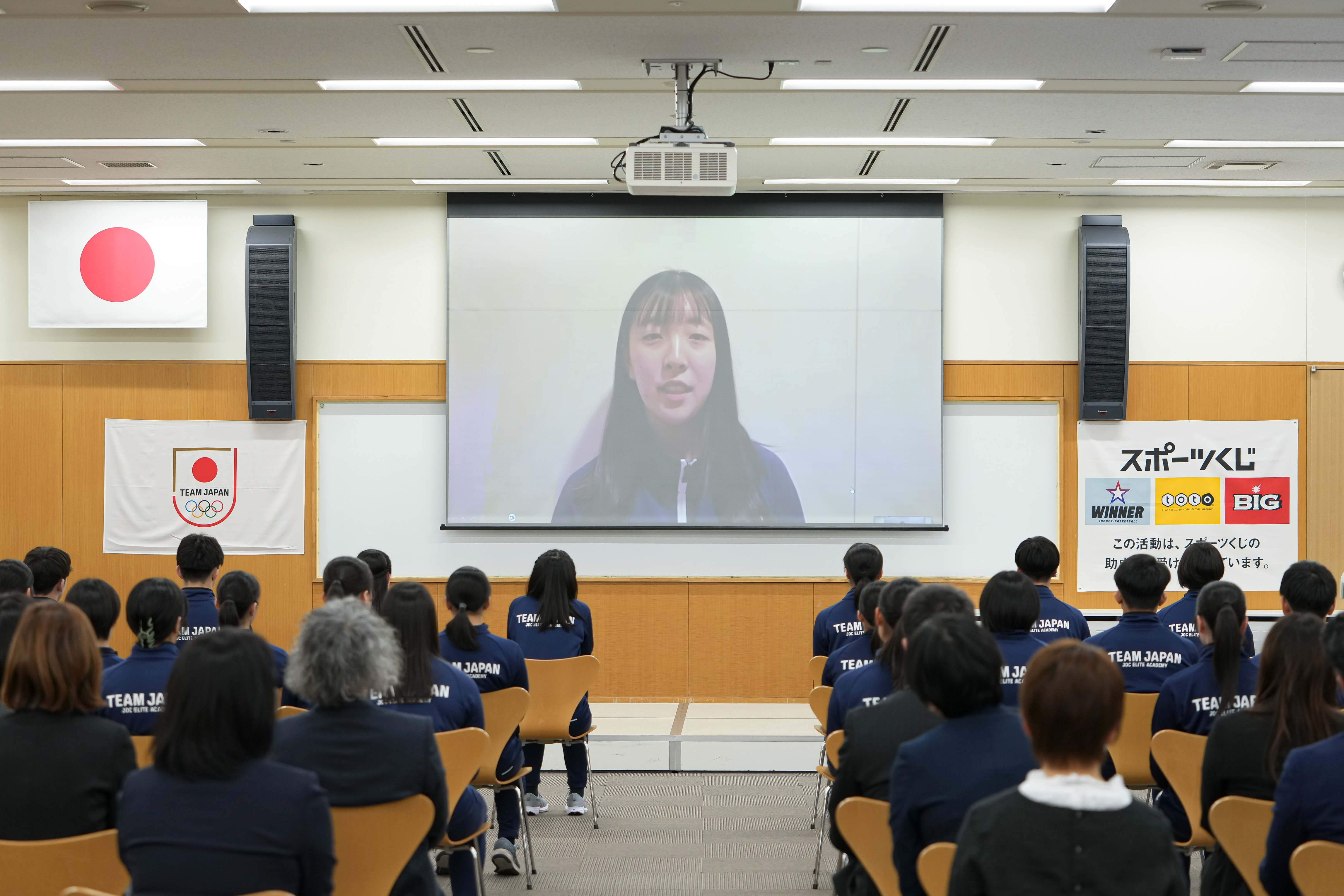 小塩遥菜選手のビデオメッセージ（写真：アフロスポーツ）